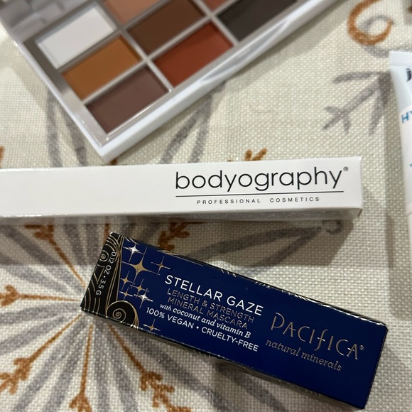 NEW Beauty Bundle - Picture 2 of 5